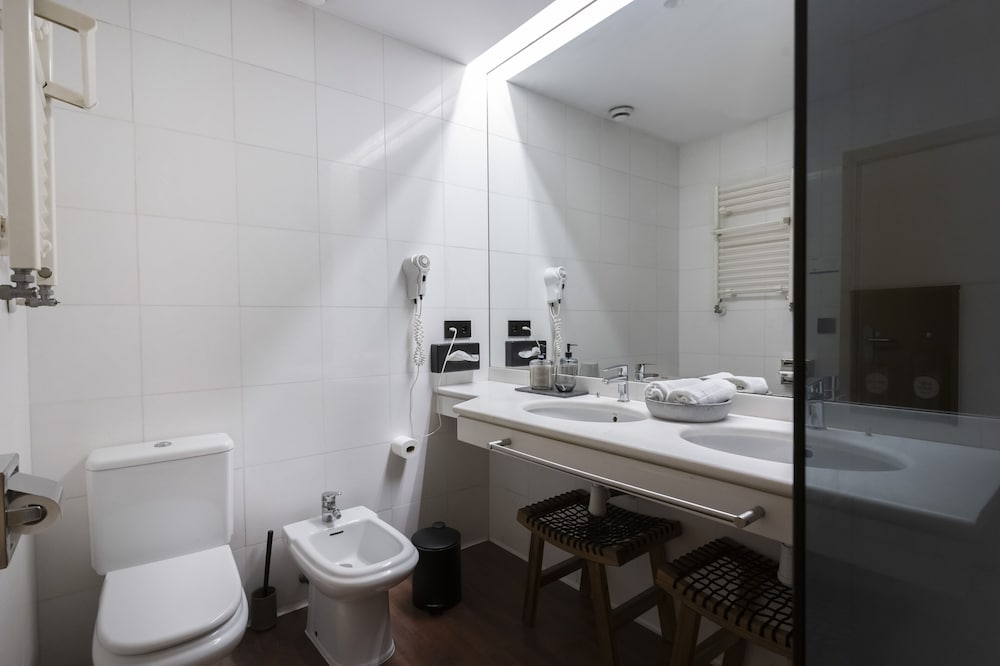 Standard Double or Twin Room - Photo 6