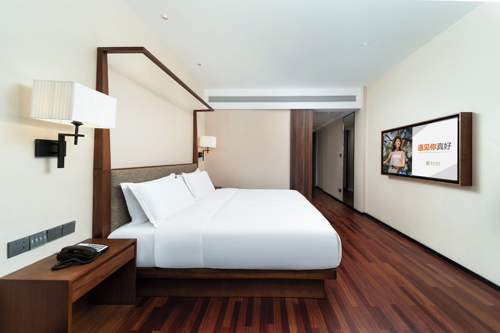 Comfort Room, 1 King Bed, Non Smoking, City View photo 2