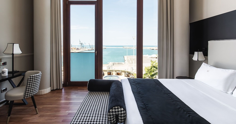 Deluxe Room, 1 Queen Bed, Sea View photo 3