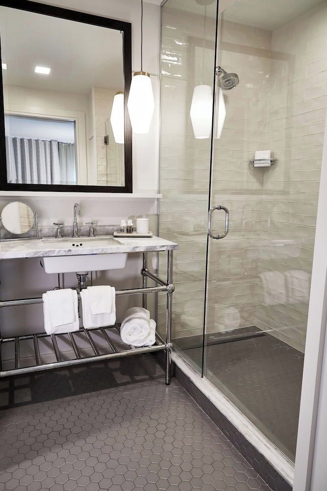 Room, Multiple Beds, Pool View thumbnail 6