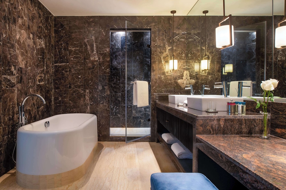 Junior Suite (City View) thumbnail 6