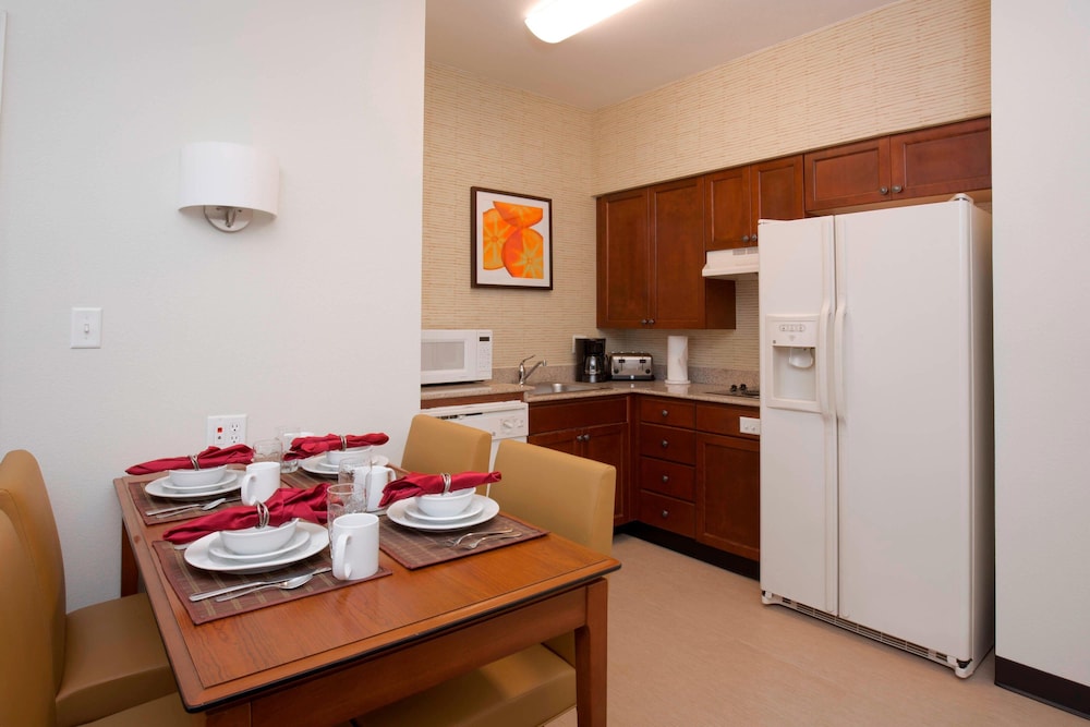 Suite, 2 Bedrooms, Fireplace - Photo 5