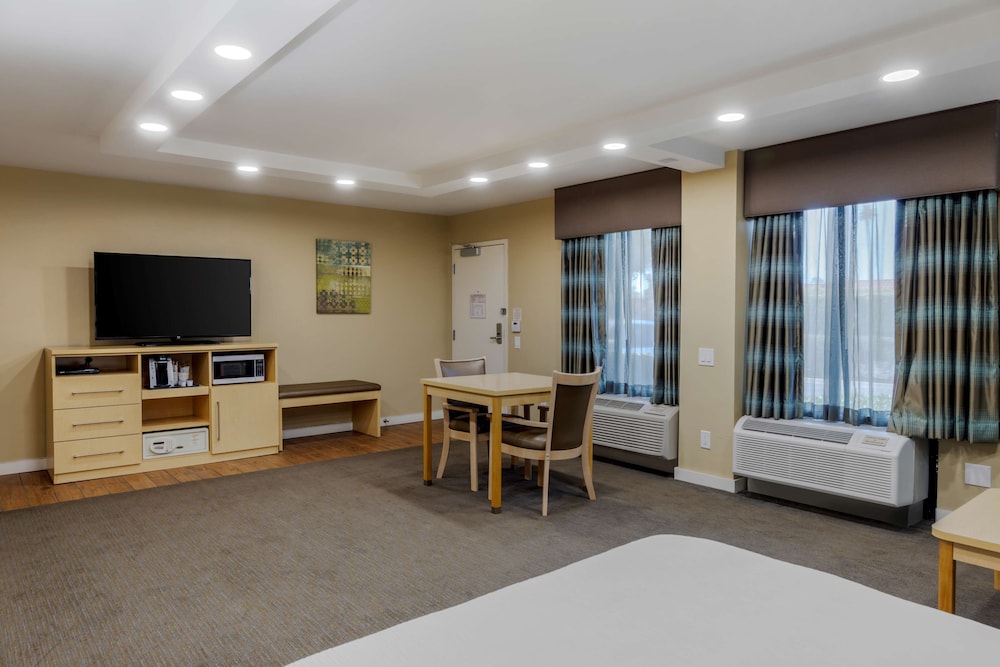 Suite, 1 Queen Bed, Accessible, Non Smoking (Walk-in Shower;with Sofabed) - Photo 2