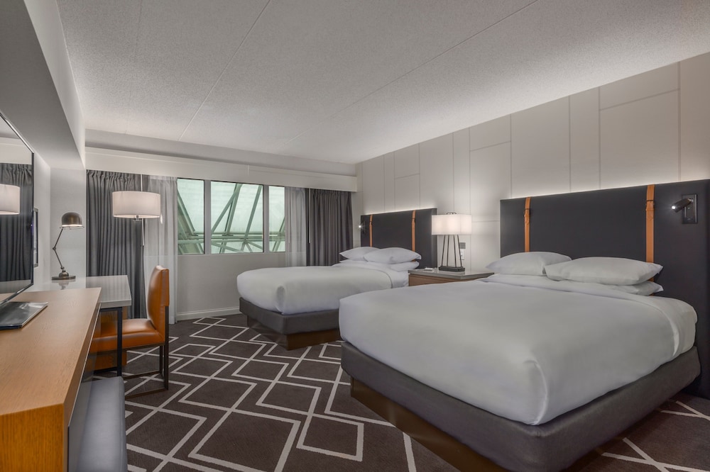Room, 2 Queen Beds, Accessible, Bathtub - Photo 2