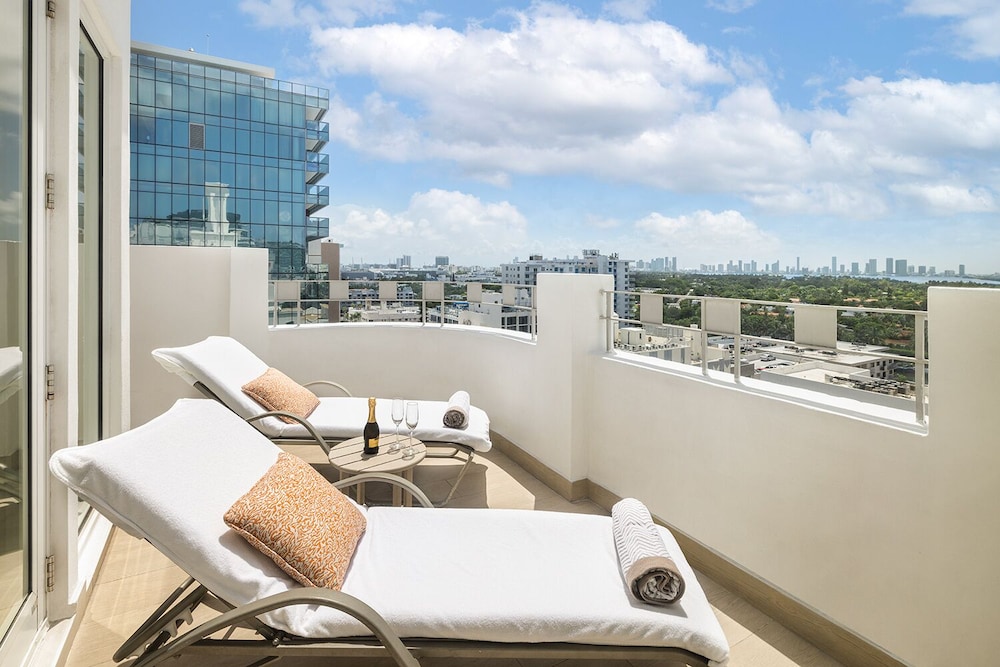 Junior Suite, 1 King Bed, Mobility Accessible, Balcony