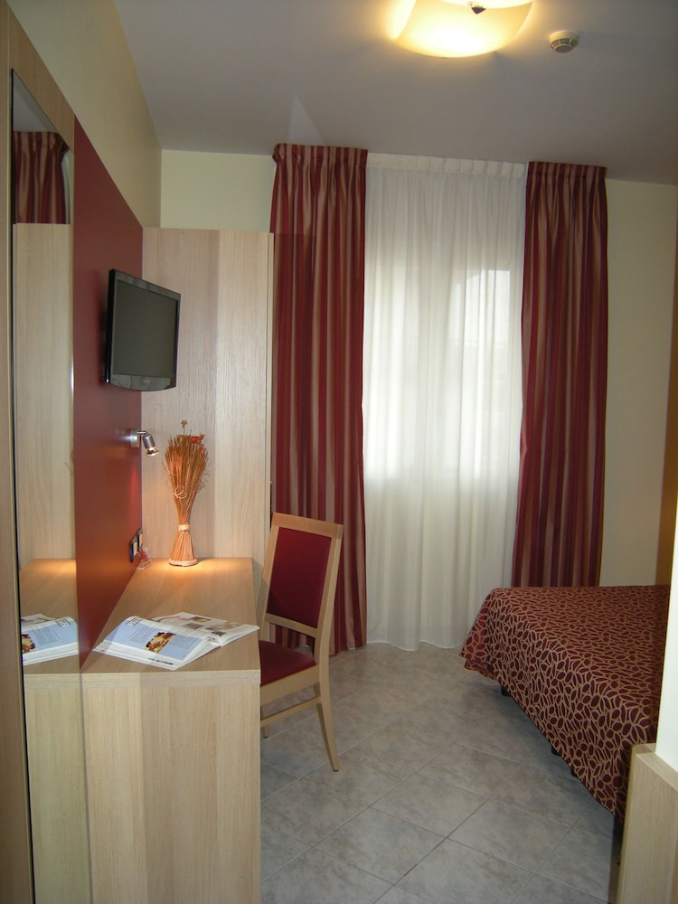 Double or Twin Room - Photo 3