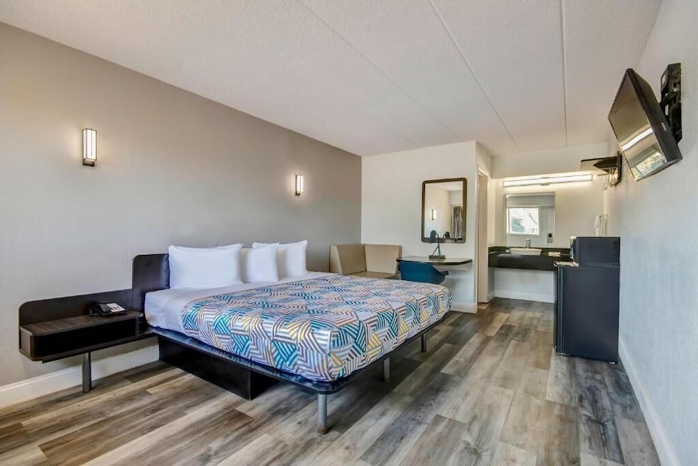 Standard Room, 1 King Bed, Non Smoking, Refrigerator & Microwave photo 2