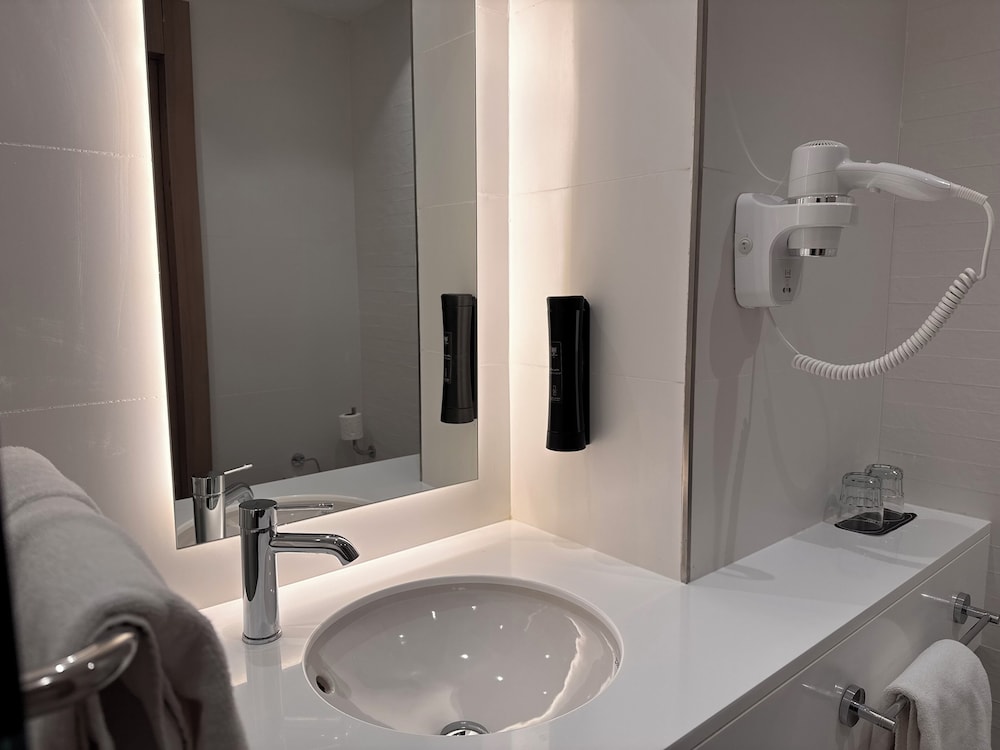 Executive Room - Photo 12