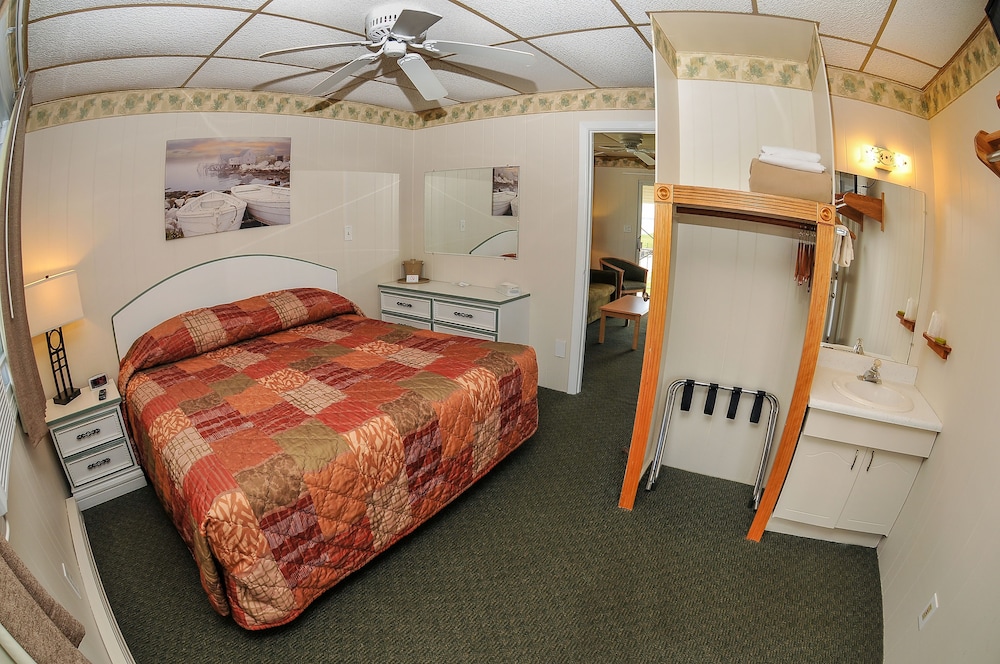 Economy Suite, King size bed + sofa queen bed, second floor with balcony, corner room, no view photo 2