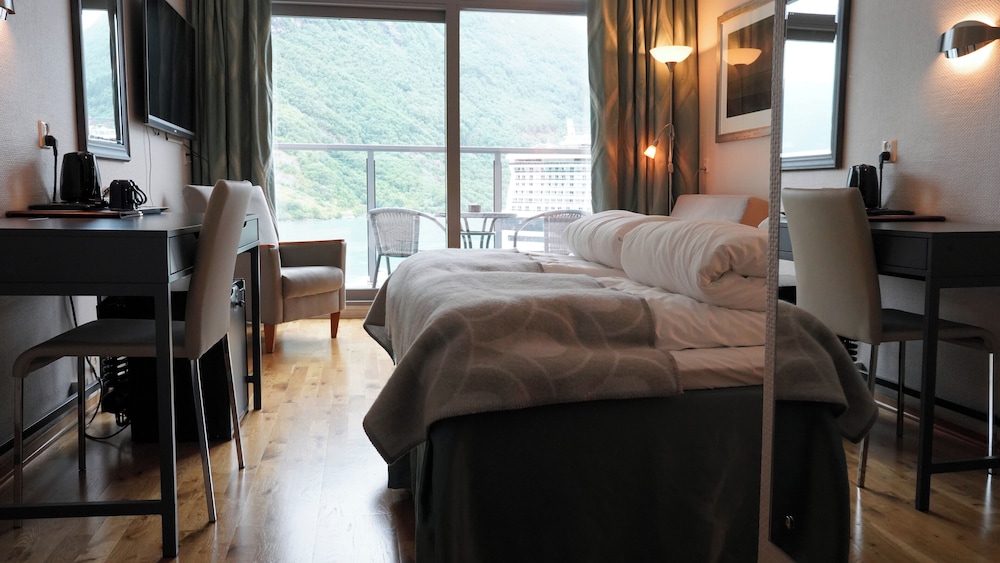 Superior Double or Twin Room (Fjord View) - Photo 5