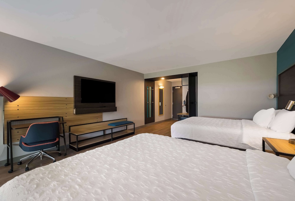 Room, 2 Queen Beds, Accessible, Bathtub - Photo 2
