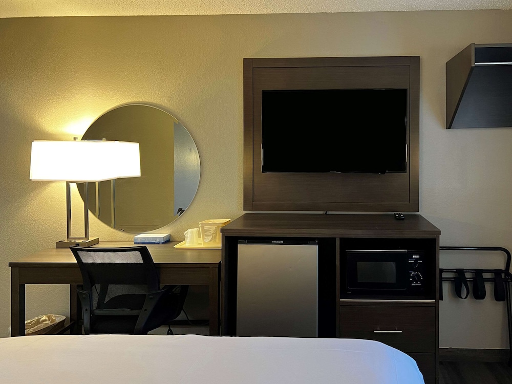Standard Room, 1 King Bed, Non Smoking - Photo 3