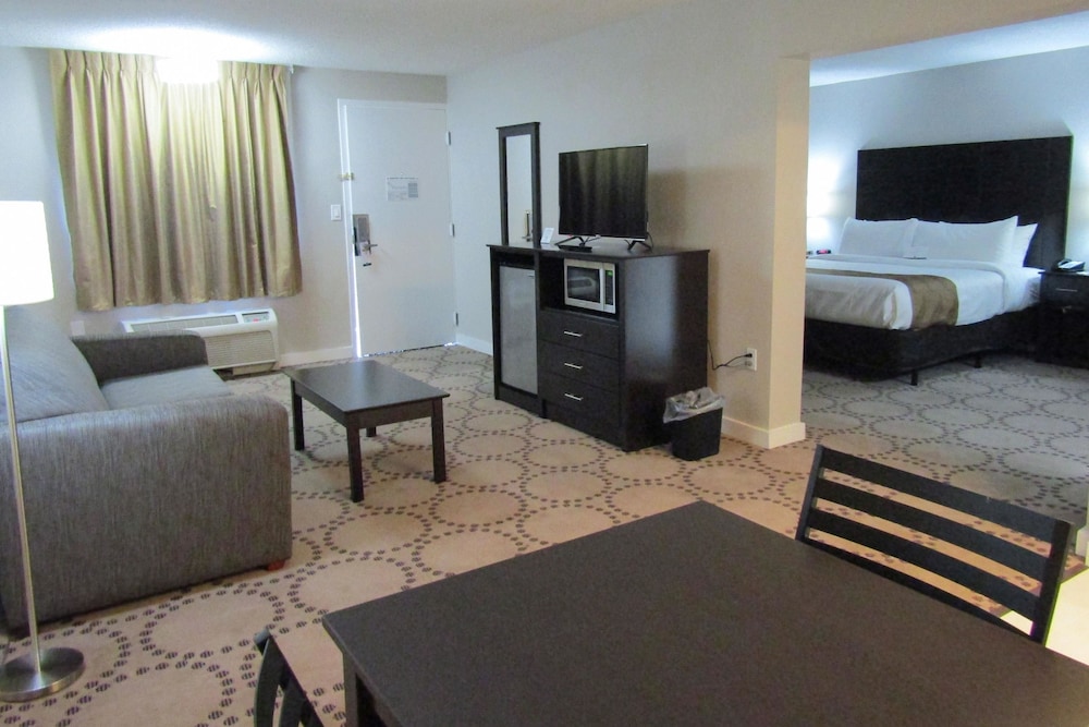 1 King Bed and 1 Sofa Bed, 2 Room Efficiency Suite, Non Smoking photo 2