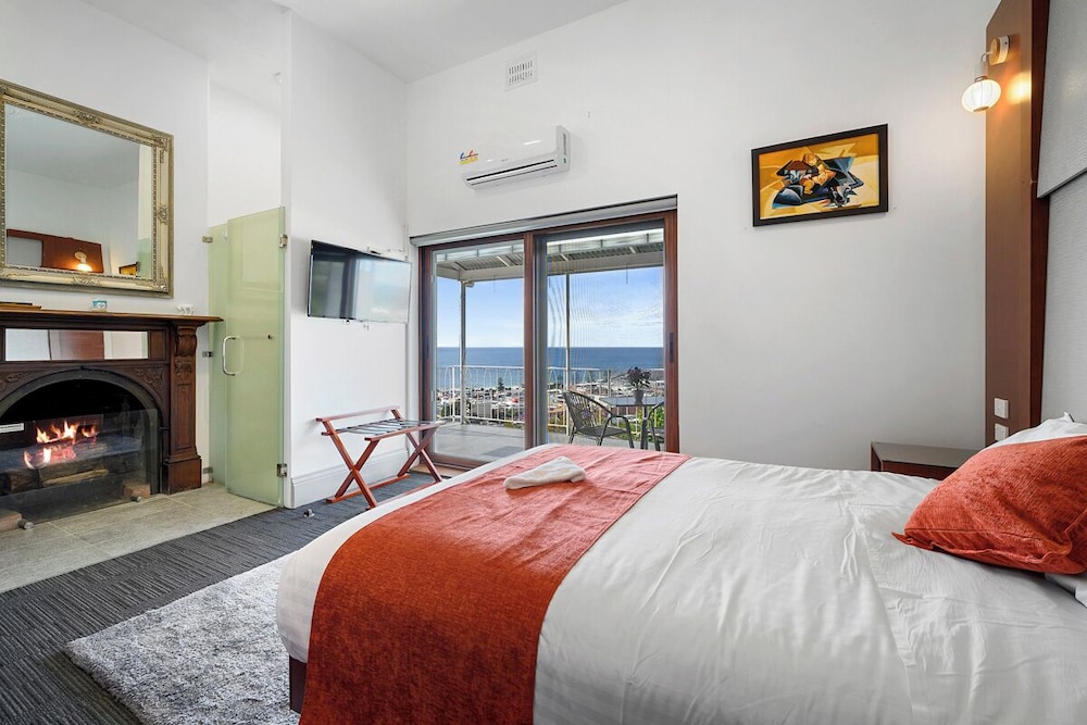 Room 8 photo 1