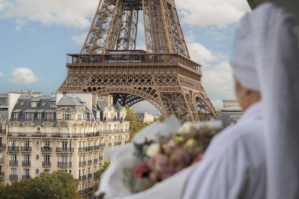 Deluxe Room, 1 King Bed, Balcony, Tower (HighFloor, Eiffel Tower View) thumbnail 6