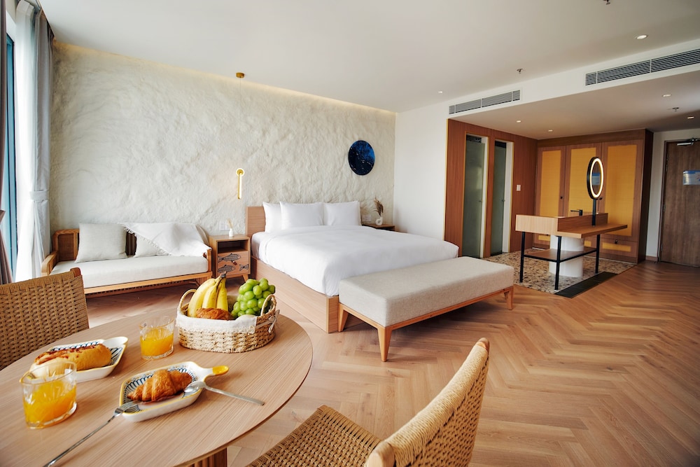 Luxury Studio, 1 King Bed, Ocean View
