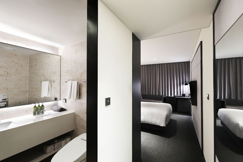 Premier Double (Complimentary Pool Access for 2) - Photo 4
