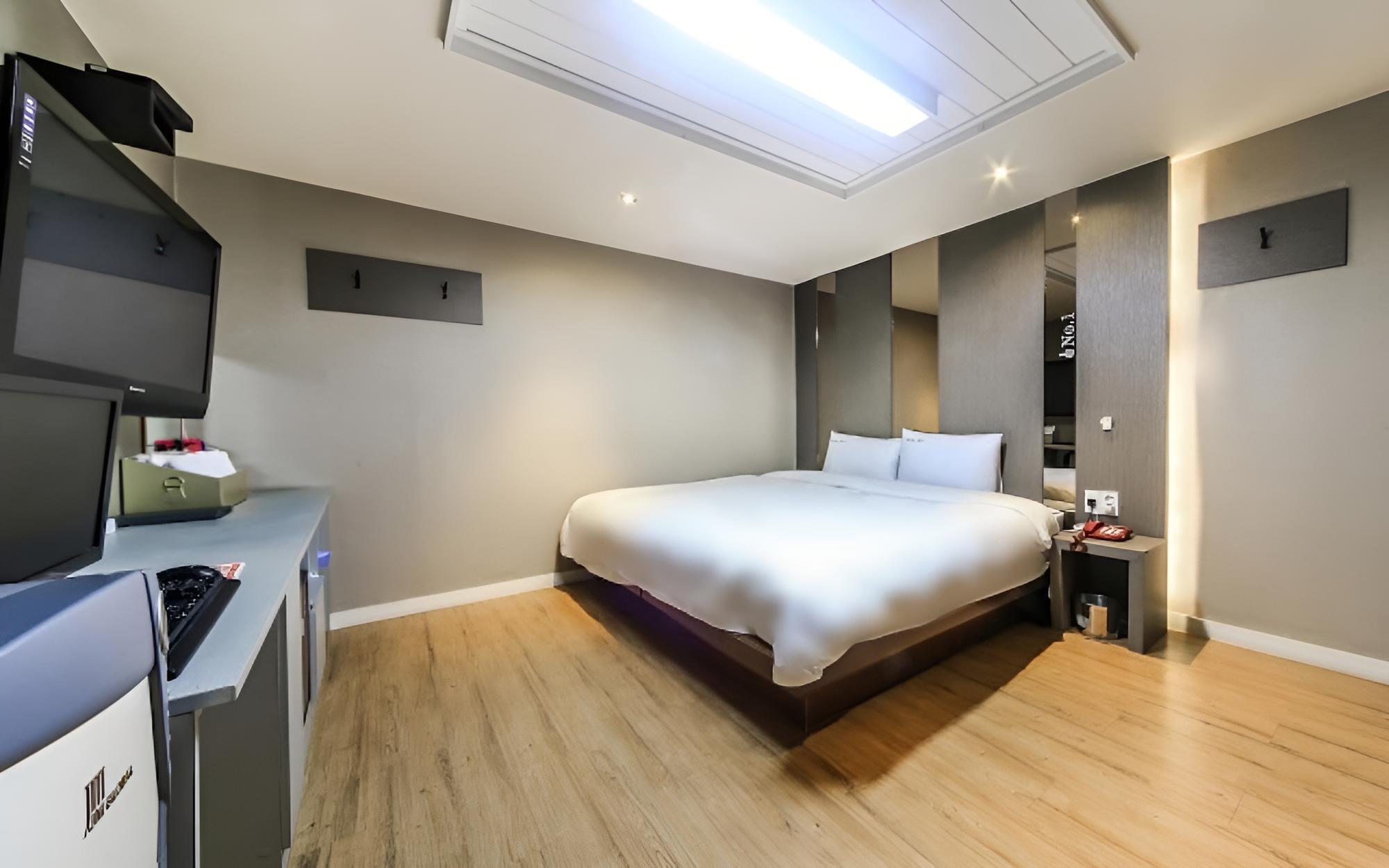 Room (Standard (Super King Bed/Free Parking) - Photo 2
