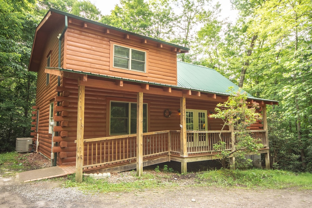 Insignificant Cabin, 4 Bedrooms, Accessible, Hot Tub