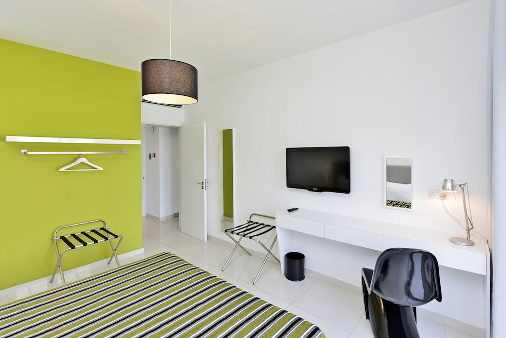 Suite, 1 Bedroom, Pool View photo 3