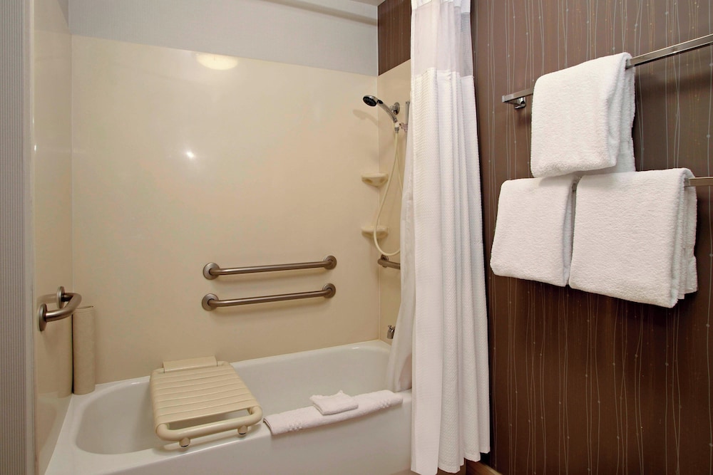 Room, 2 Queen Beds (Mobility/Hearing Accessible, Tub) photo 3