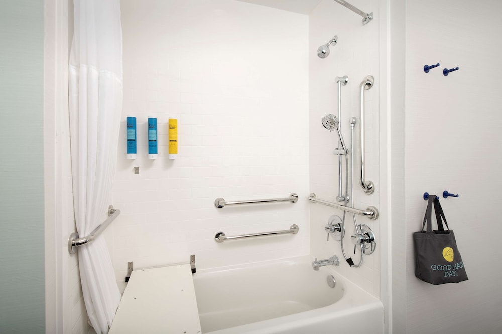 Room, 2 Queen Beds, Accessible, Bathtub (Hearing)