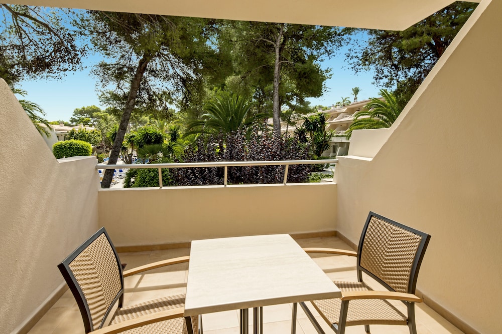 Family Room, Balcony thumbnail 5