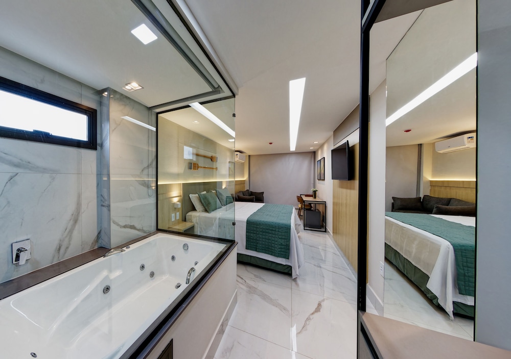Deluxe Studio Suite, 2 Bedrooms, Beach View - Photo 1