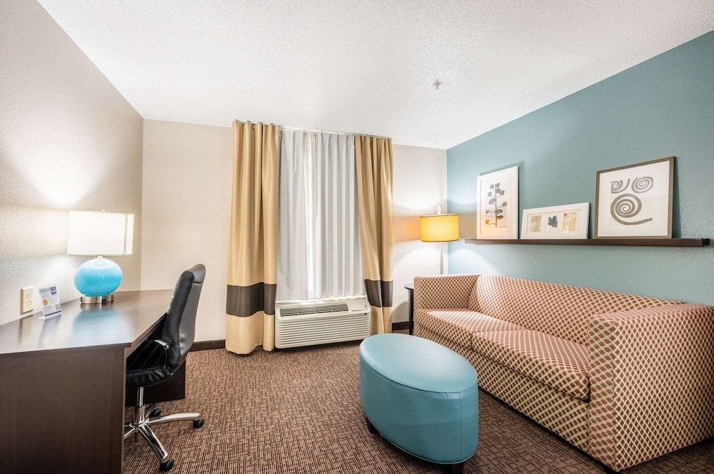Suite, Multiple Beds, Non Smoking - Photo 8