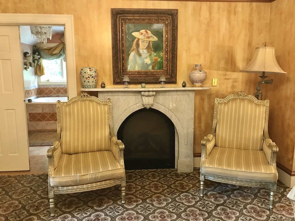 Room (Camelot Room)