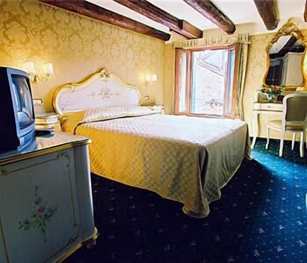 Economy Double Room, Ensuite photo 3