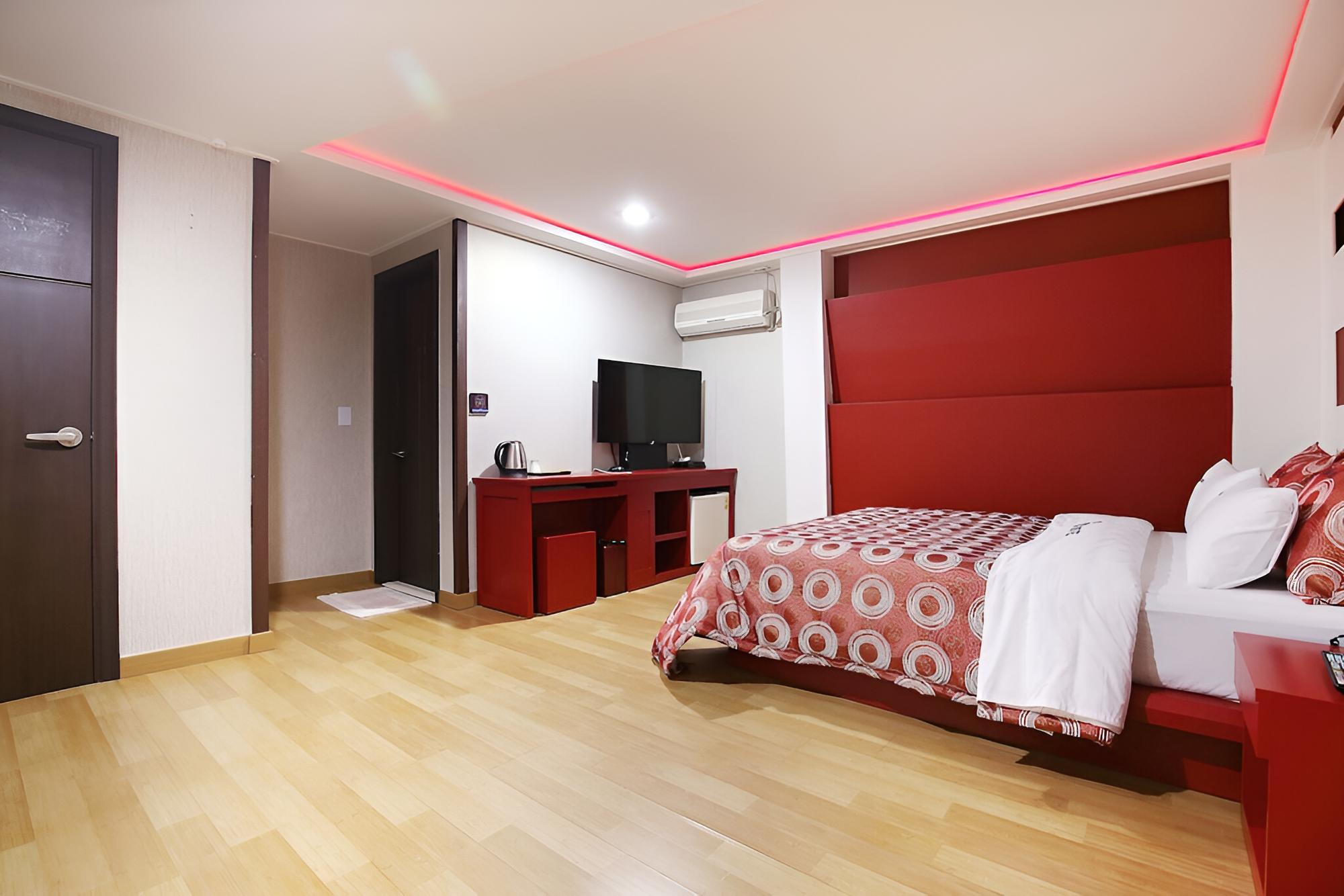 Room (Suite room RED) - Photo 10