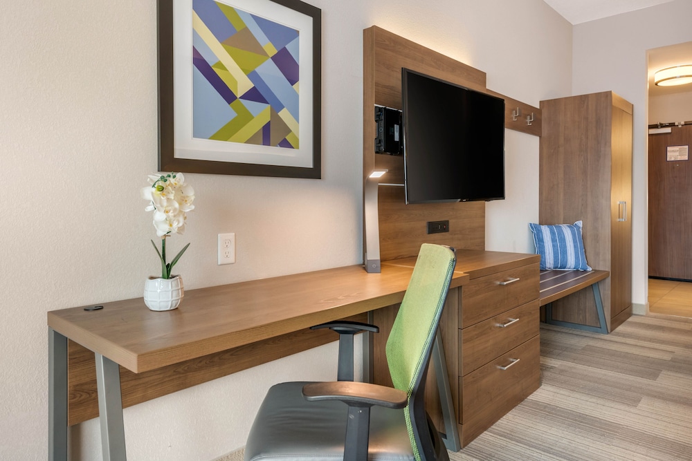 Suite, 2 Queen Beds - Photo 6