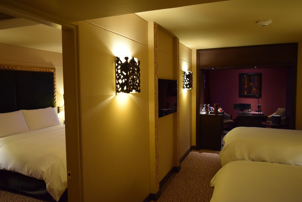 Family Suite, 1 King Bed - Photo 2