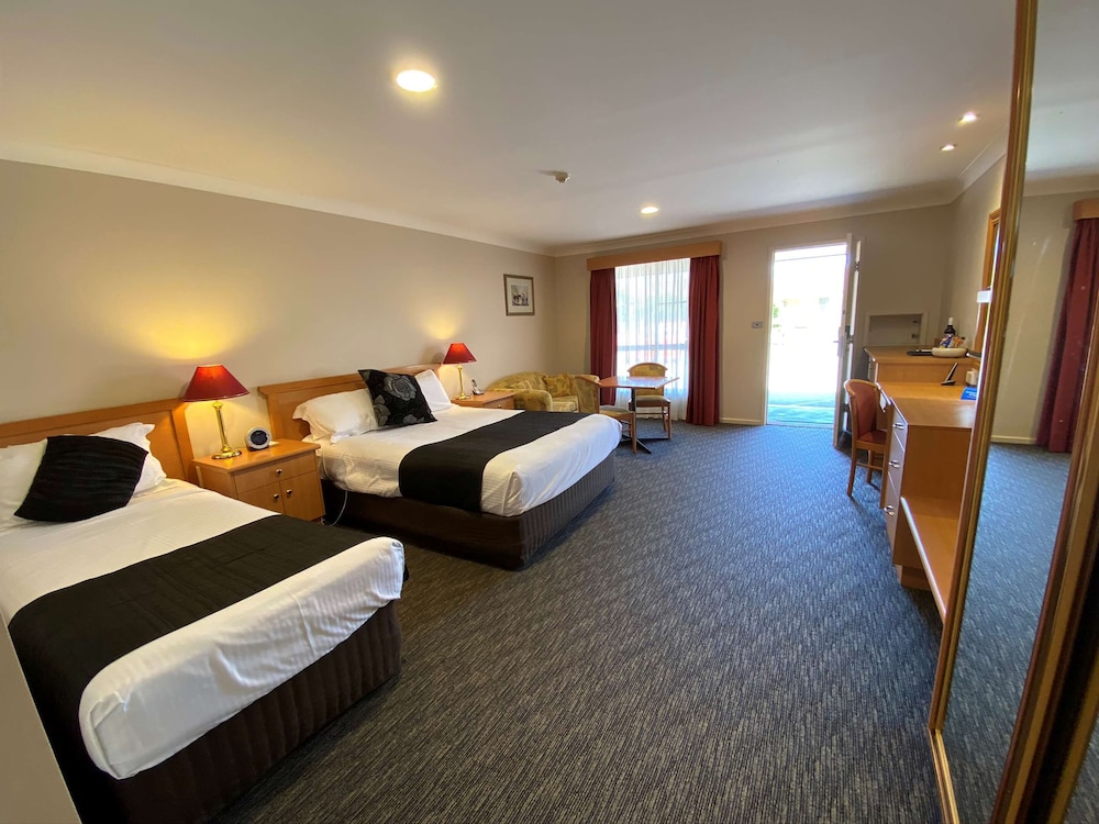 Executive Suite, Multiple Beds, Non Smoking, Kitchenette (with Sofabed) - Photo 2