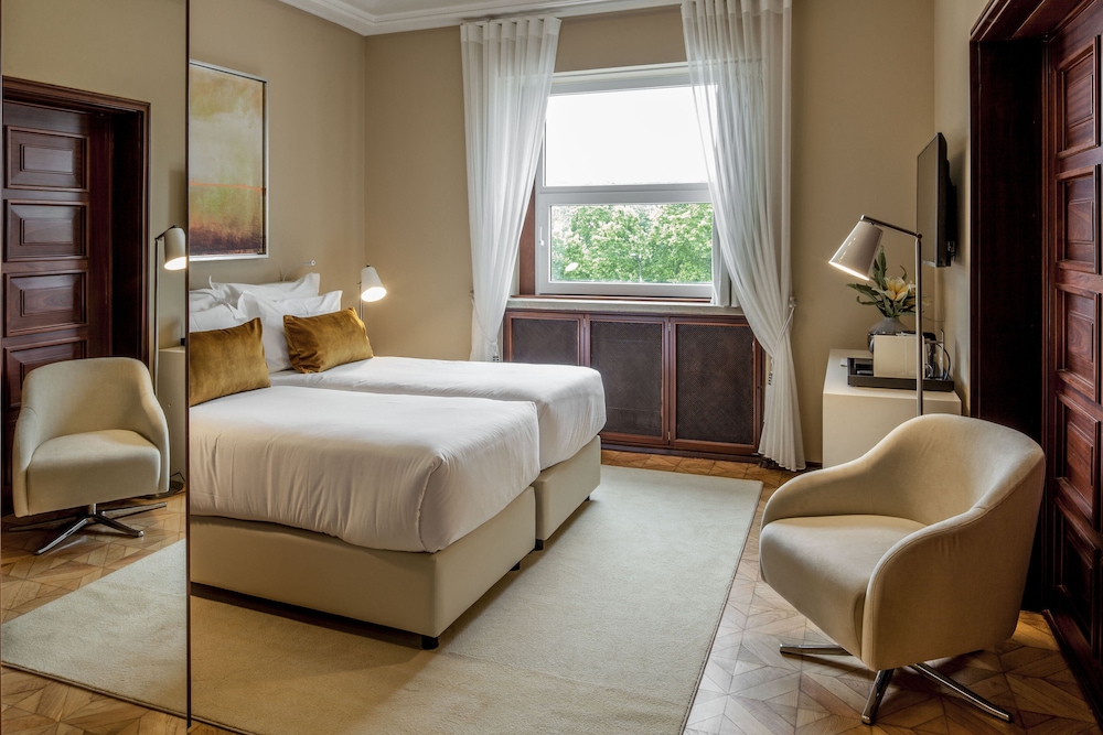 Deluxe Room, City View - Photo 6