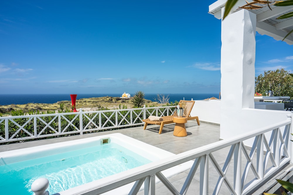 TOPAZ: 2 Bedroom Sunset & Sea View Villa with Private Hot Tub & Shared Pool