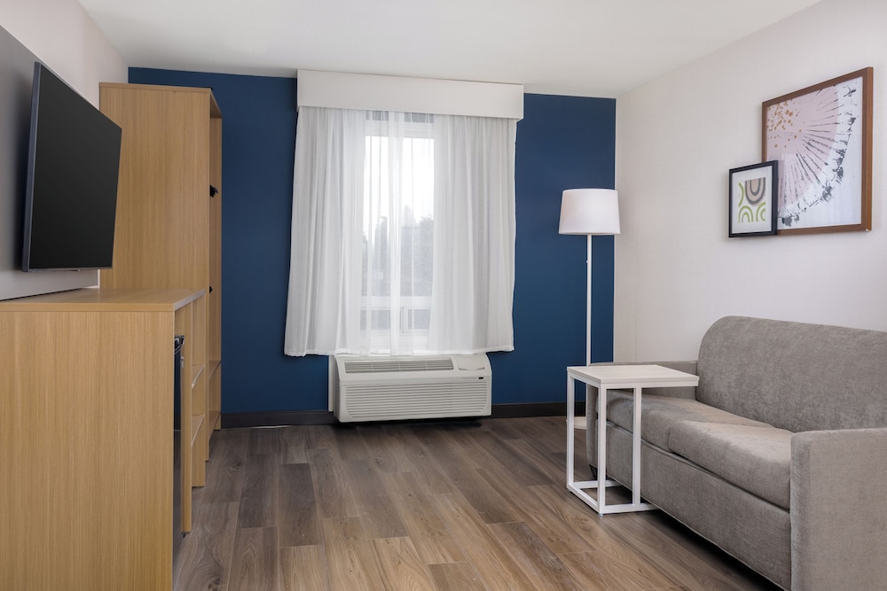 Suite, 1 Bedroom - Photo 2