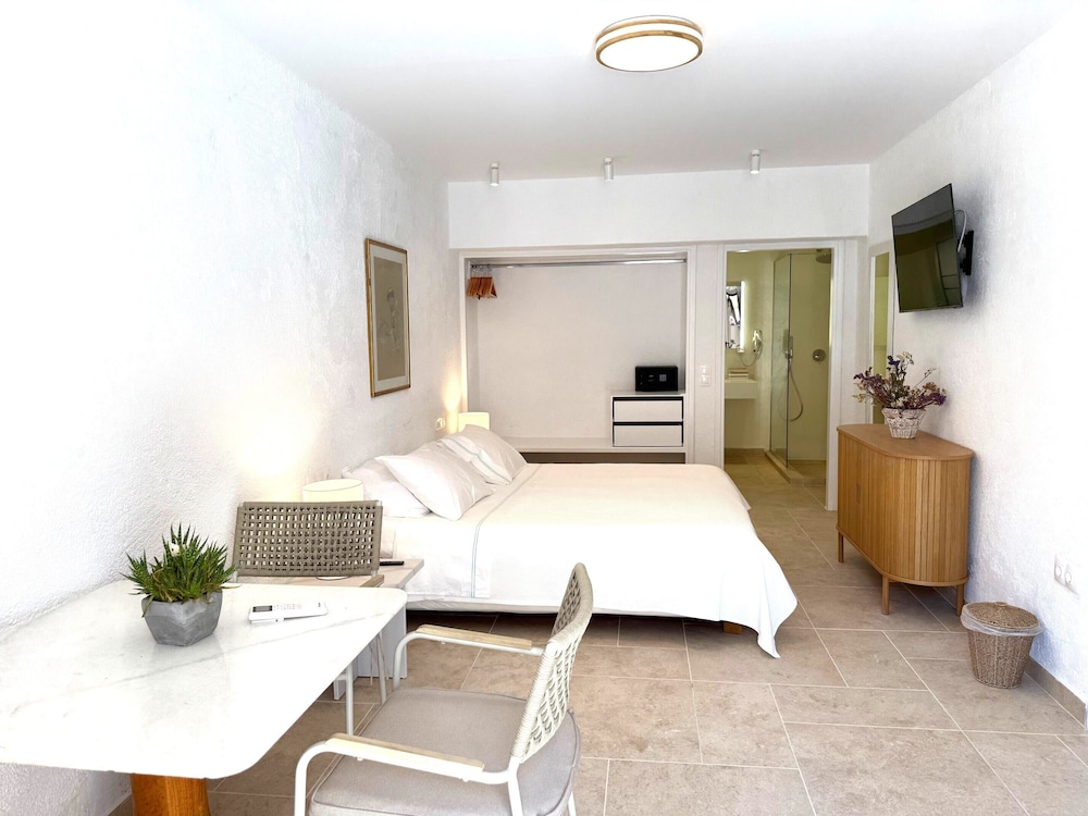 NEW GENERATION FAMILY ROOM - Photo 2