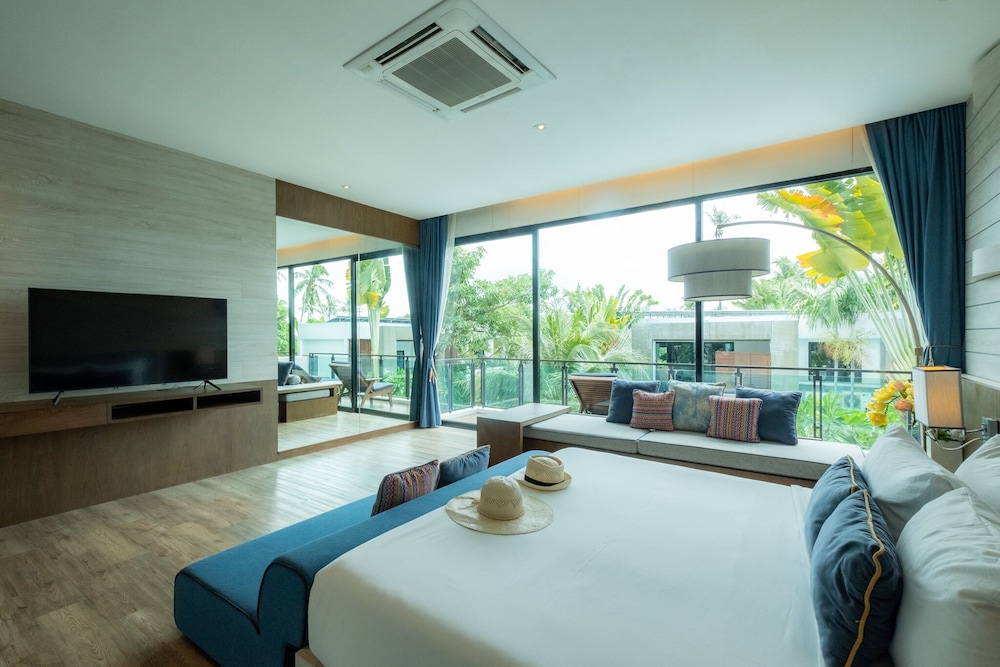Junior Suite Pool View with Bathtub photo 3