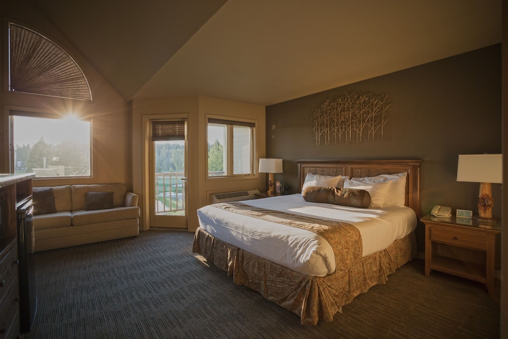 Deluxe Room, 1 King Bed with Sofa bed