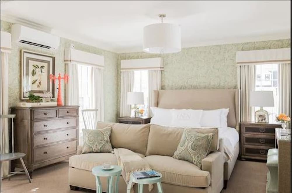 Premier Room, 1 King Bed photo 1