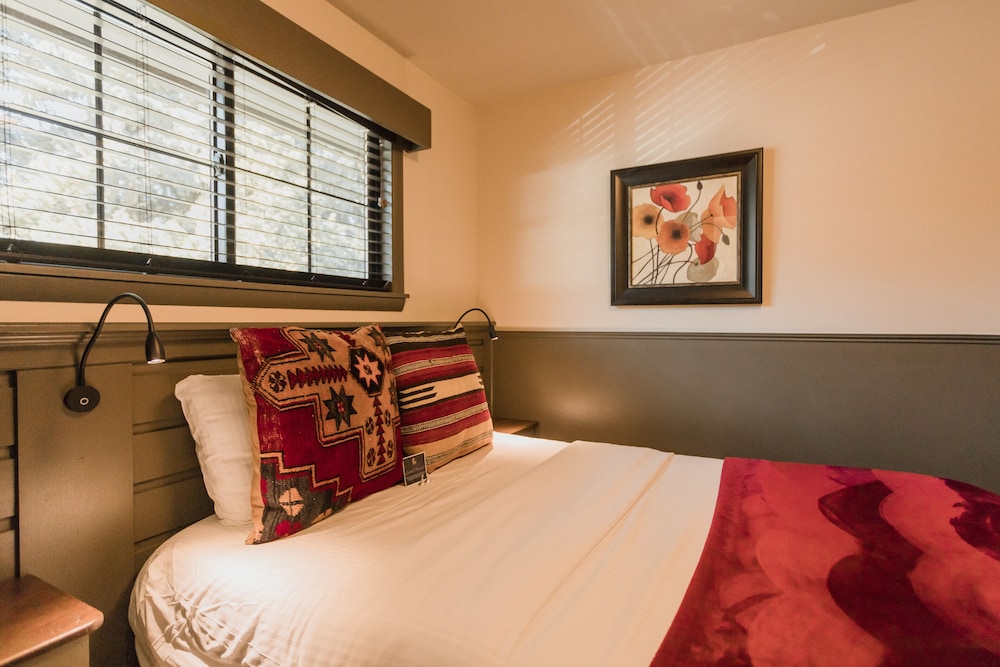 Suite, Ensuite (Suite 7, Non Pet-Friendly) photo 3