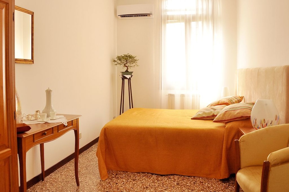 Standard Double or Twin Room (Private External Bathroom) photo 2
