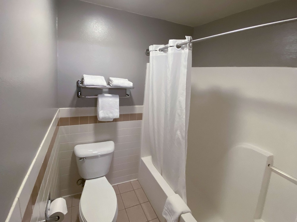 Deluxe Room, 2 Queen Beds, Non Smoking, Refrigerator & Microwave photo 3