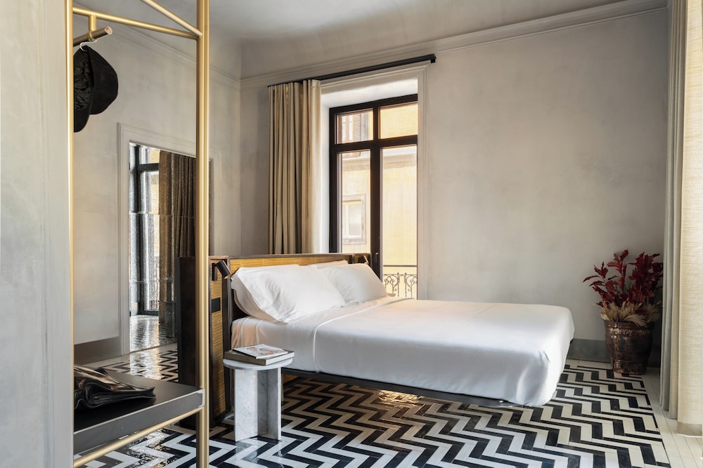 Deluxe Quadruple Room, 1 King Bed with Sofa bed, Private Bathroom, City View