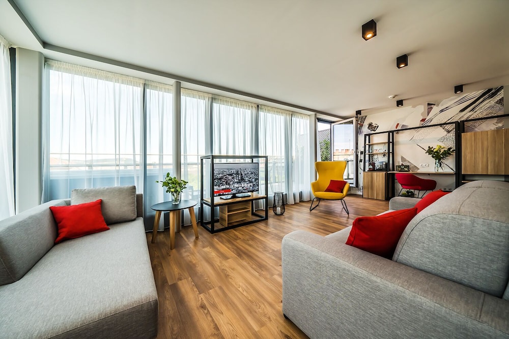 Corner Suite with Terrace and Jacuzzi thumbnail 6