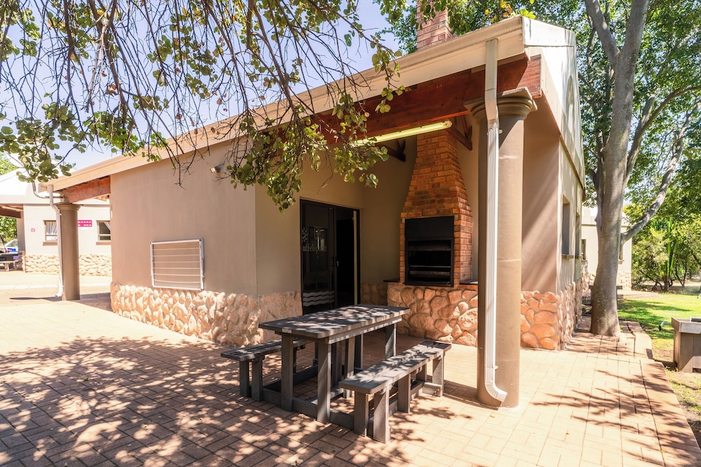 5 Sleeper House (Single beds only)