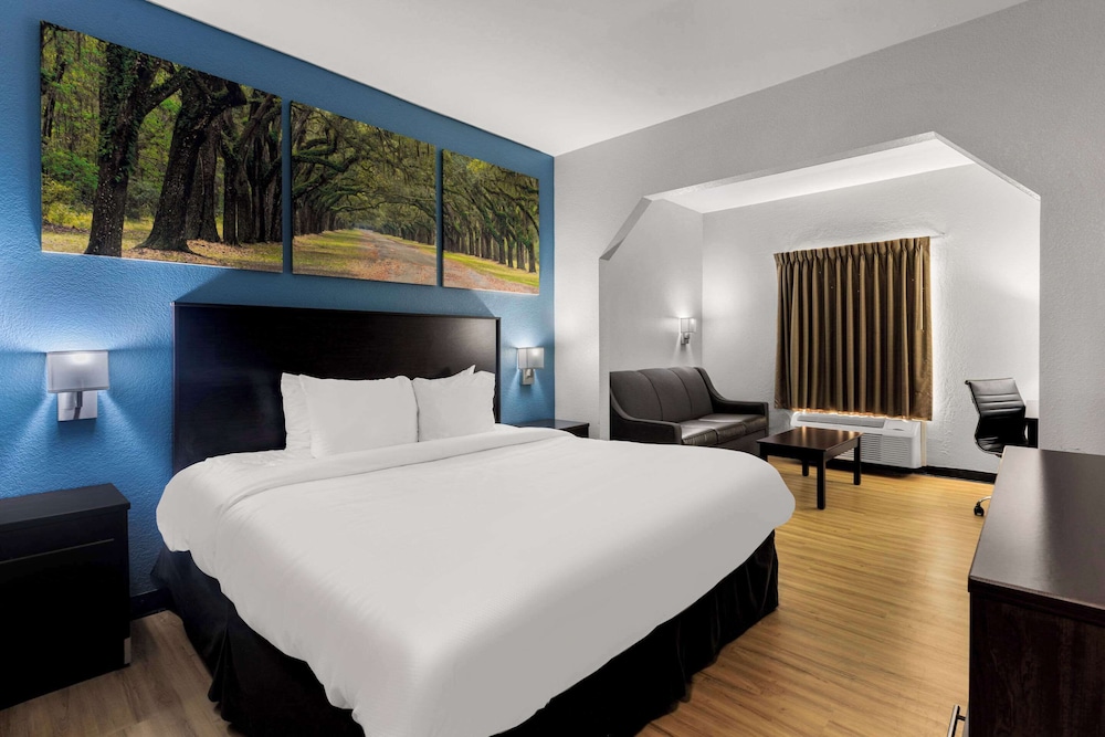Suite, 1 King Bed, Non Smoking - Photo 1