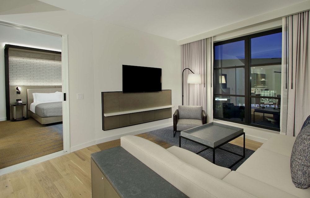 Suite, 1 Bedroom, Accessible (Roll-In Shower) - Photo 2